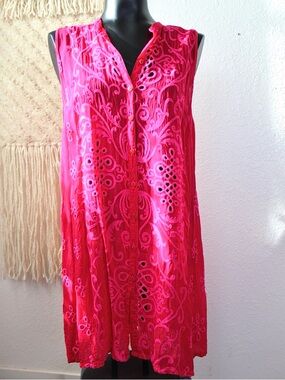 Johnny was MEDIUM Sleeveless Embroidered V-Neck button up Hot Pink Tunic